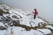 50 Scendiamo con attenzione nella nebbia su sentiero ripido con neve molliccia